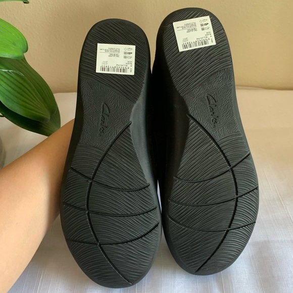 NWOT Women's Clarks Sillian Paz Slip-On Shoes
in Black Size Medium - Picture 4 of 5
